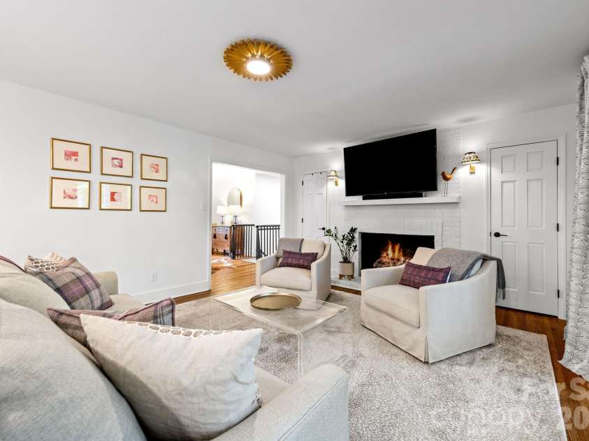 4015 Oldfield Road, Charlotte, NC 28226.  MLS# CAR4436144, YatesRealty ID 57924. 