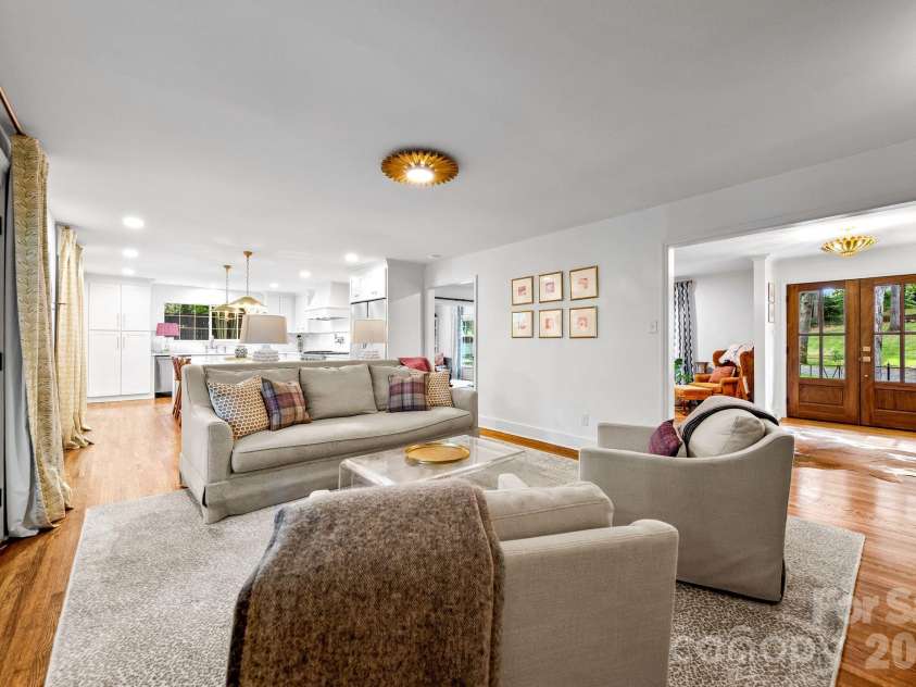 4015 Oldfield Road, Charlotte, NC 28226.  MLS# CAR4436144, YatesRealty ID 57924. 