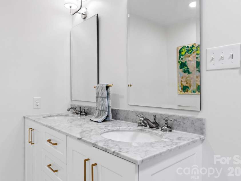 4015 Oldfield Road, Charlotte, NC 28226.  MLS# CAR4436144, YatesRealty ID 57924. 