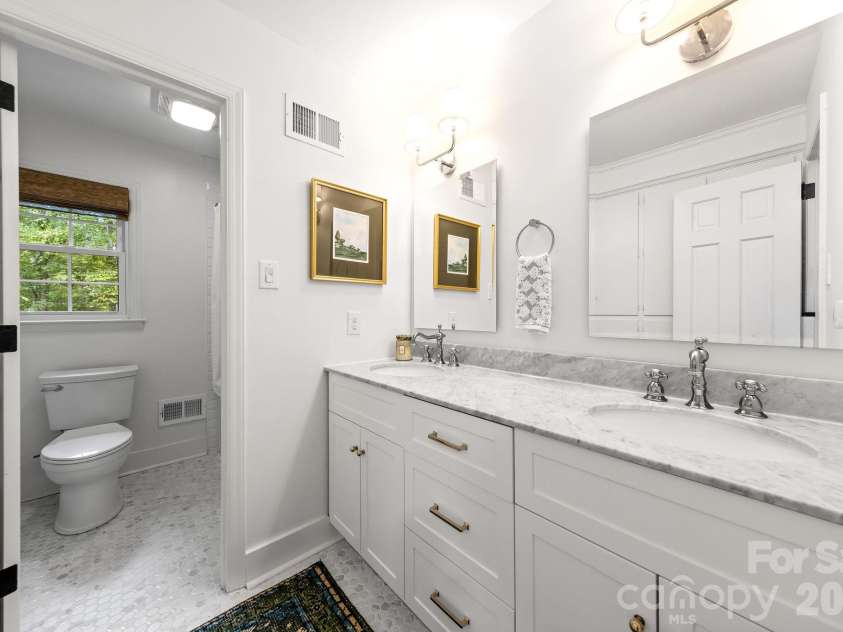 4015 Oldfield Road, Charlotte, NC 28226.  MLS# CAR4436144, YatesRealty ID 57924. 
