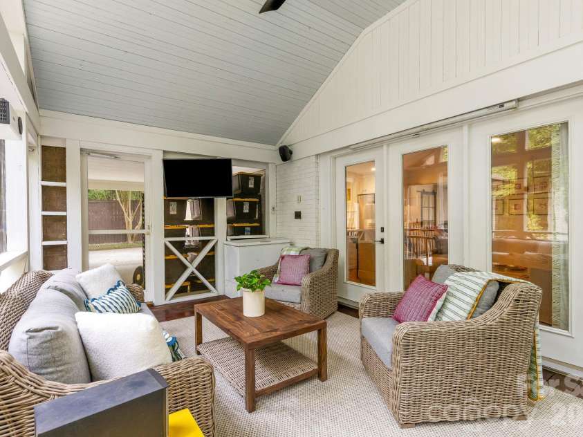 4015 Oldfield Road, Charlotte, NC 28226.  MLS# CAR4436144, YatesRealty ID 57924. 
