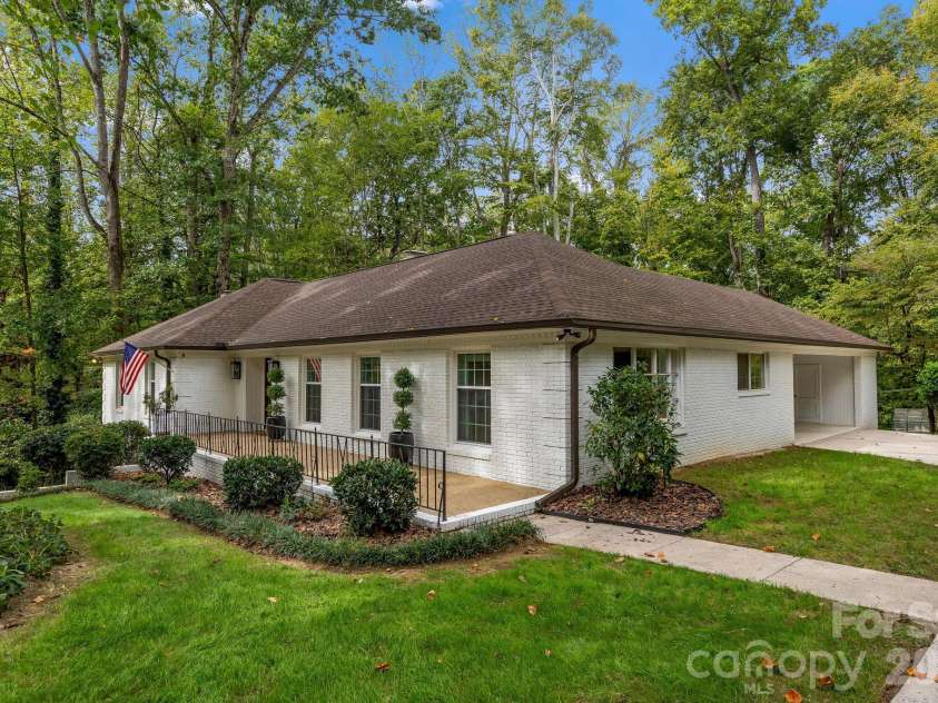 4015 Oldfield Road, Charlotte, NC 28226.  MLS# CAR4436144, YatesRealty ID 57924. 