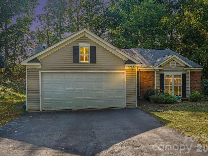 706 White Oak Lane, Matthews, NC 28104.  MLS# CAR4435983, YatesRealty ID 57928. 