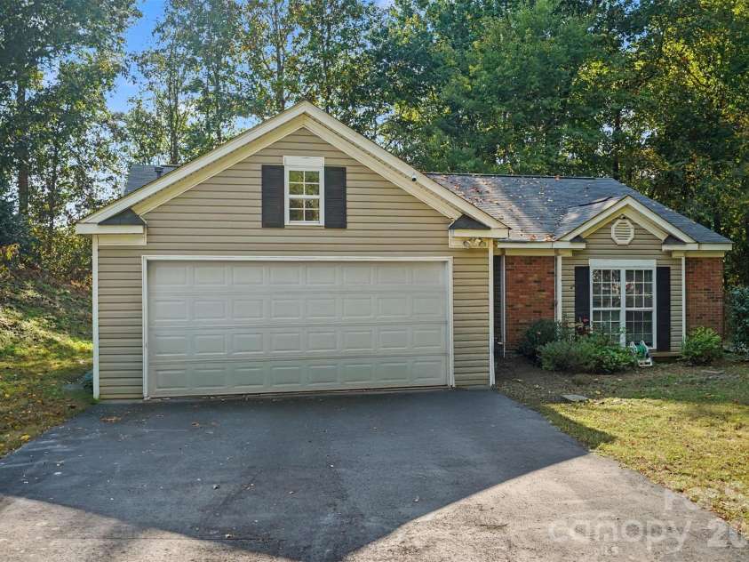 706 White Oak Lane, Matthews, NC 28104.  MLS# CAR4435983, YatesRealty ID 57928. 