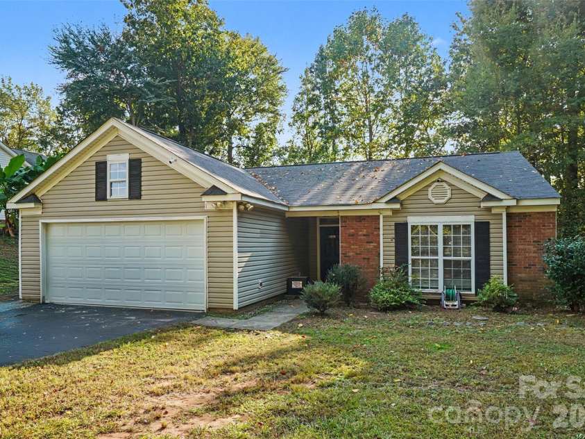 706 White Oak Lane, Matthews, NC 28104.  MLS# CAR4435983, YatesRealty ID 57928. 