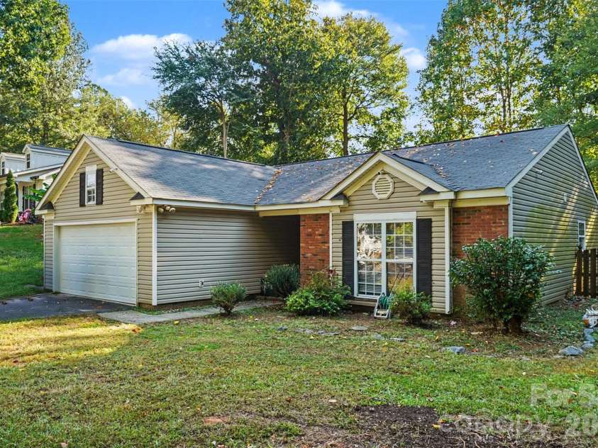 706 White Oak Lane, Matthews, NC 28104.  MLS# CAR4435983, YatesRealty ID 57928. 