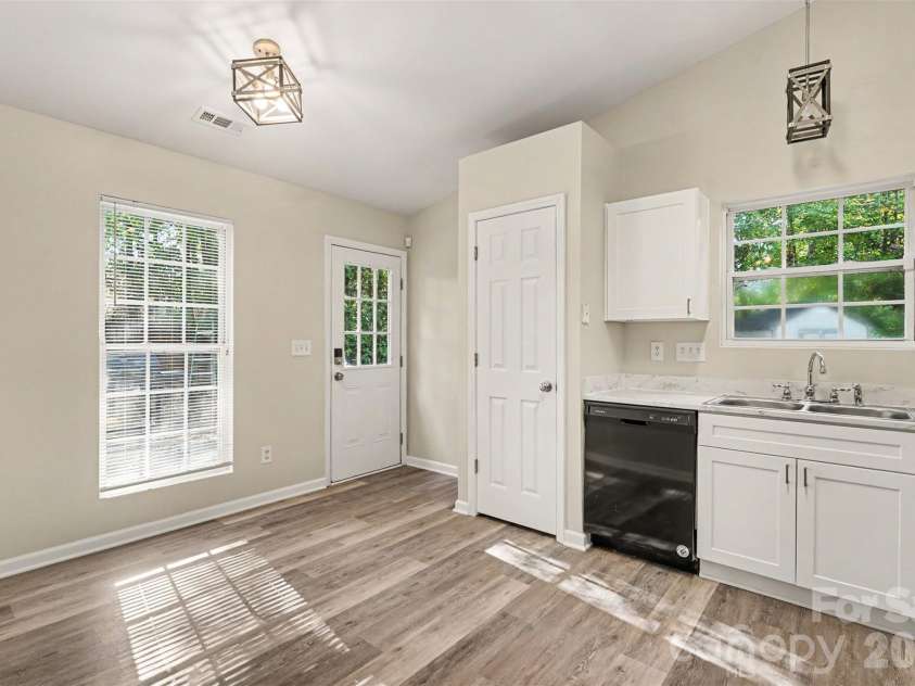 706 White Oak Lane, Matthews, NC 28104.  MLS# CAR4435983, YatesRealty ID 57928. 