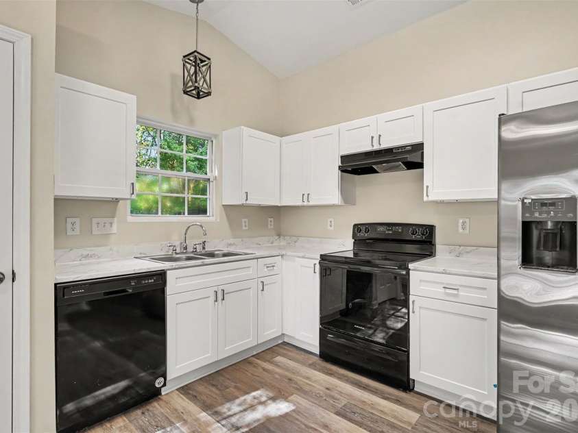 706 White Oak Lane, Matthews, NC 28104.  MLS# CAR4435983, YatesRealty ID 57928. 