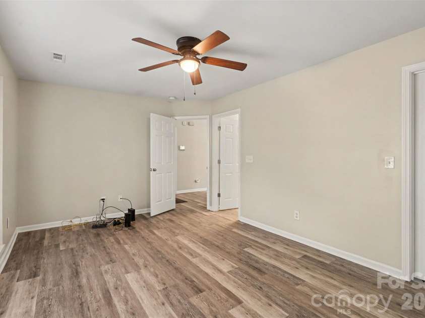 706 White Oak Lane, Matthews, NC 28104.  MLS# CAR4435983, YatesRealty ID 57928. 