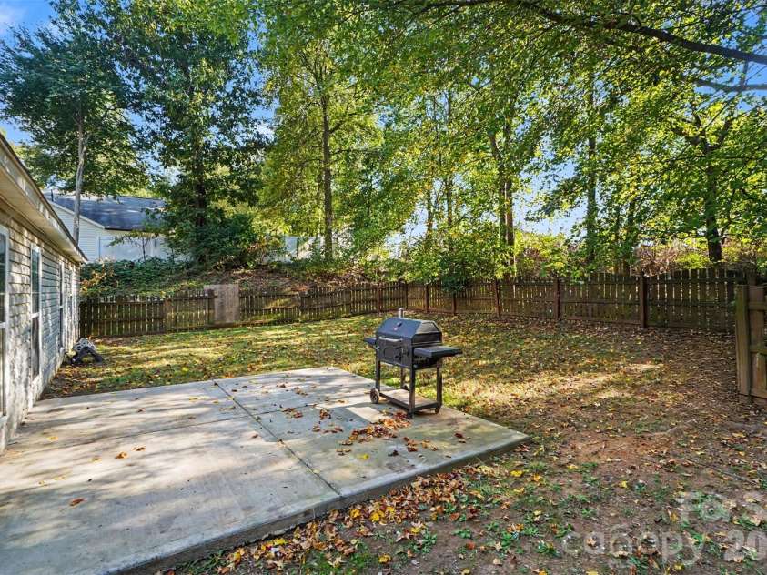 706 White Oak Lane, Matthews, NC 28104.  MLS# CAR4435983, YatesRealty ID 57928. 