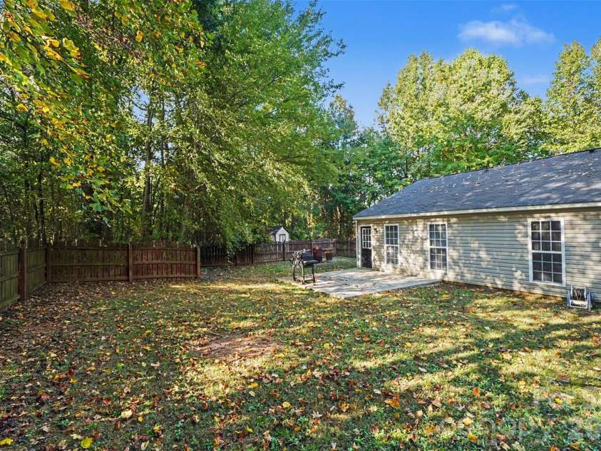706 White Oak Lane, Matthews, NC 28104.  MLS# CAR4435983, YatesRealty ID 57928. 