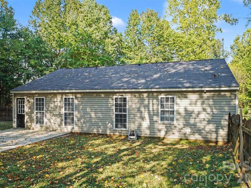 706 White Oak Lane, Matthews, NC 28104.  MLS# CAR4435983, YatesRealty ID 57928. 