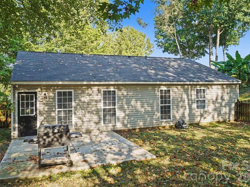 706 White Oak Lane, Matthews, NC 28104.  MLS# CAR4435983, YatesRealty ID 57928. 