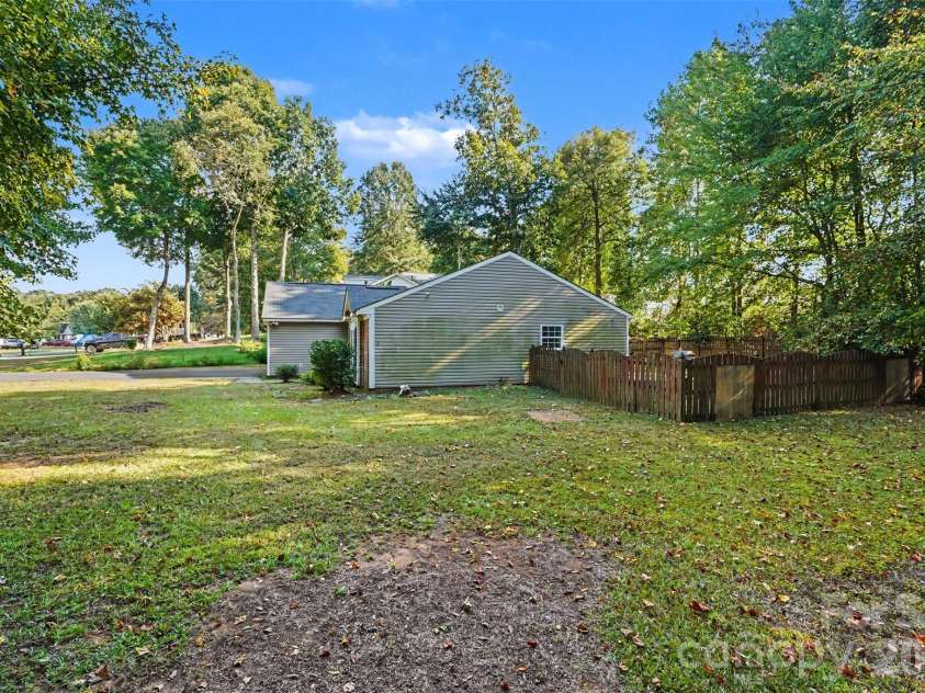 706 White Oak Lane, Matthews, NC 28104.  MLS# CAR4435983, YatesRealty ID 57928. 