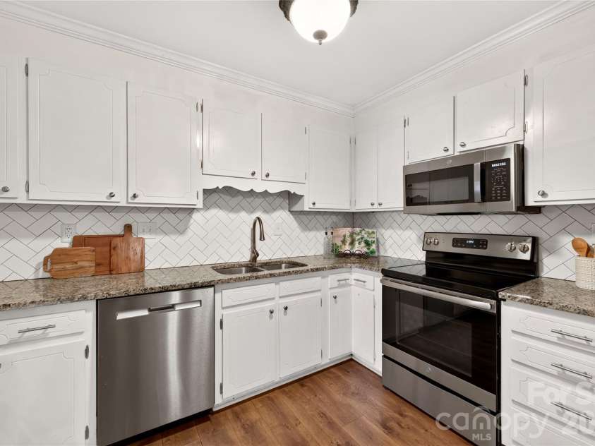 1422 McIlroy Road, Charlotte, NC 28212.  MLS# CAR4435865, YatesRealty ID 57932. 