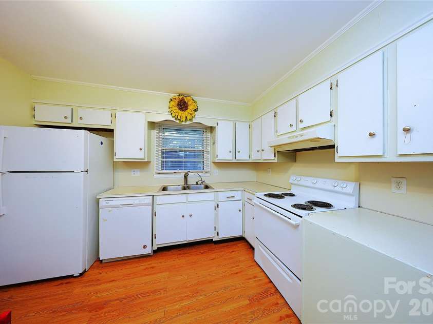 3016 Boston Avenue, Charlotte, NC 28212.  MLS# CAR4435629, YatesRealty ID 57934. 
