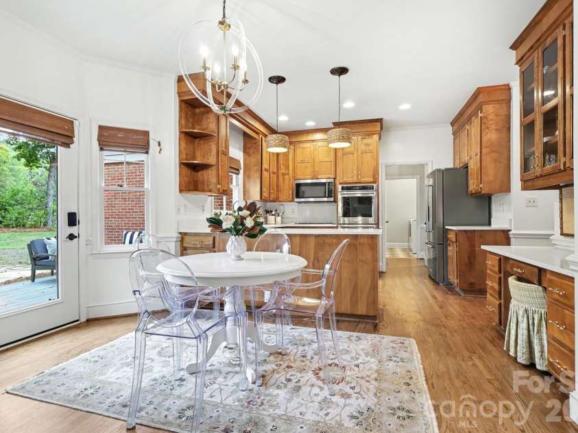 5515 McCallum Court, Charlotte, NC 28226.  MLS# CAR4435446, YatesRealty ID 57940. Open kitchen, quartz countertops