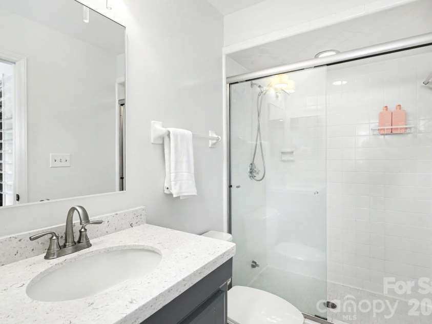 5515 McCallum Court, Charlotte, NC 28226.  MLS# CAR4435446, YatesRealty ID 57940. Primary bath