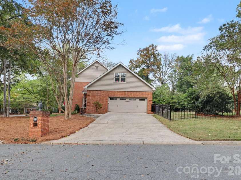 5515 McCallum Court, Charlotte, NC 28226.  MLS# CAR4435446, YatesRealty ID 57940. Side load garage