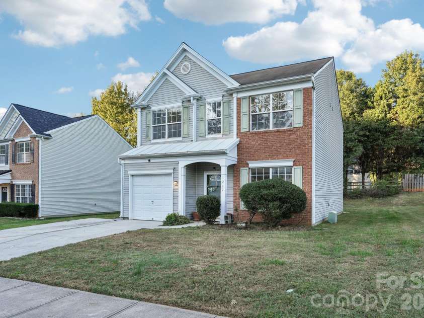 1217 Stourbridge Lion Drive, Charlotte, NC 28213.  MLS# CAR4435389, YatesRealty ID 57944. 