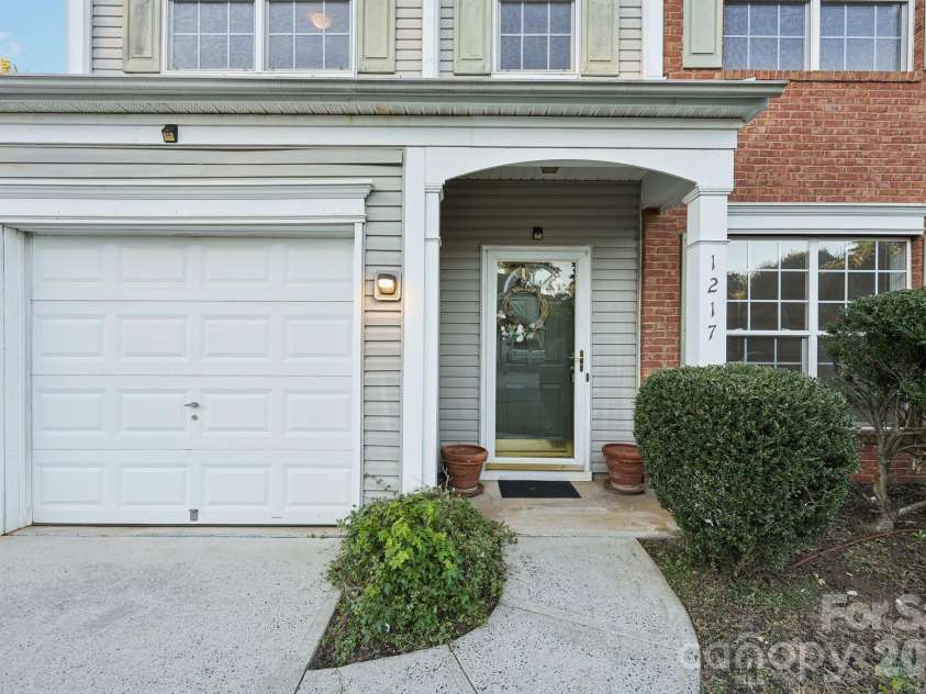 1217 Stourbridge Lion Drive, Charlotte, NC 28213.  MLS# CAR4435389, YatesRealty ID 57944. 
