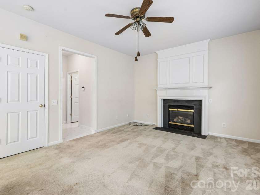 1217 Stourbridge Lion Drive, Charlotte, NC 28213.  MLS# CAR4435389, YatesRealty ID 57944. 