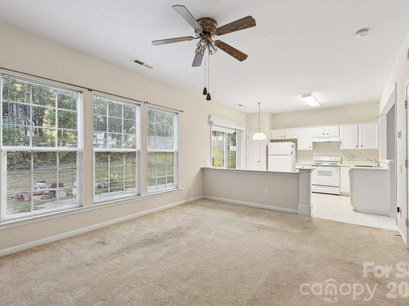 1217 Stourbridge Lion Drive, Charlotte, NC 28213.  MLS# CAR4435389, YatesRealty ID 57944. 