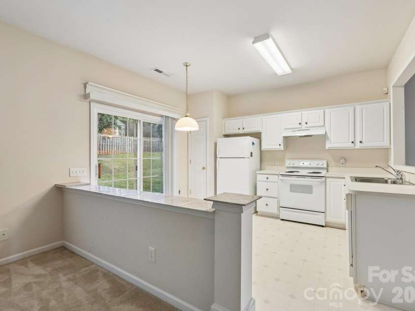 1217 Stourbridge Lion Drive, Charlotte, NC 28213.  MLS# CAR4435389, YatesRealty ID 57944. 