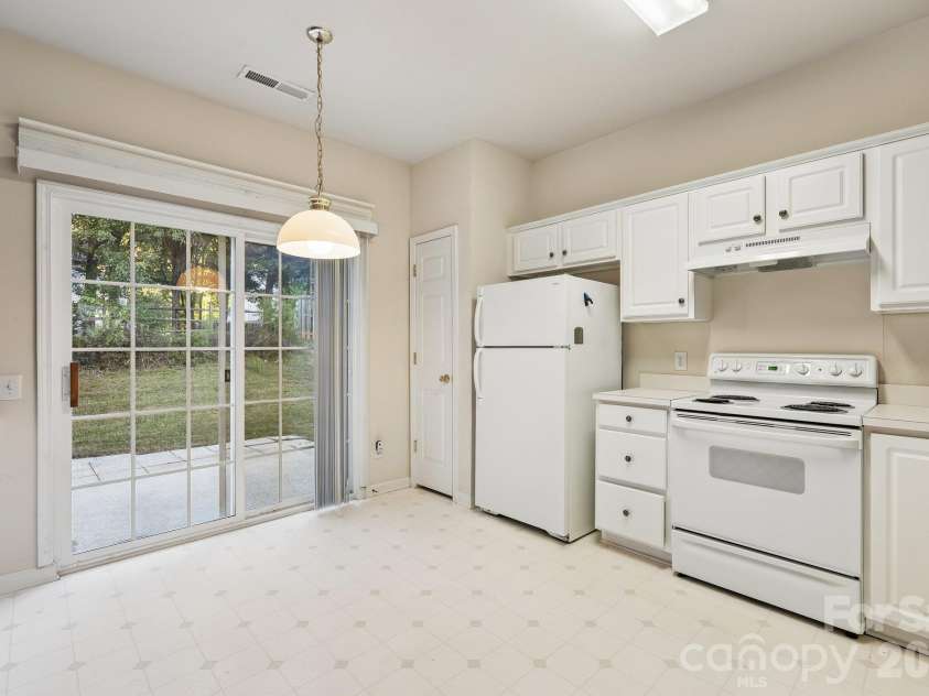 1217 Stourbridge Lion Drive, Charlotte, NC 28213.  MLS# CAR4435389, YatesRealty ID 57944. 