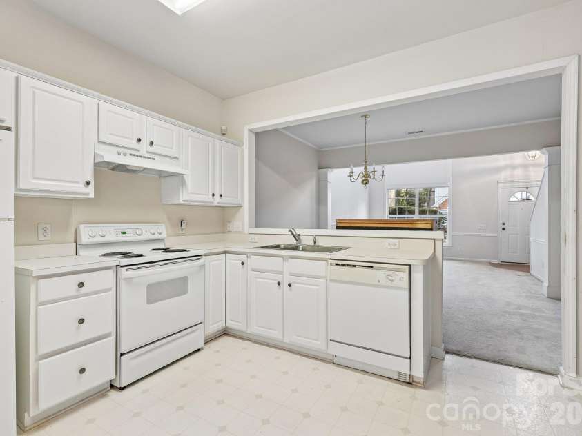 1217 Stourbridge Lion Drive, Charlotte, NC 28213.  MLS# CAR4435389, YatesRealty ID 57944. 