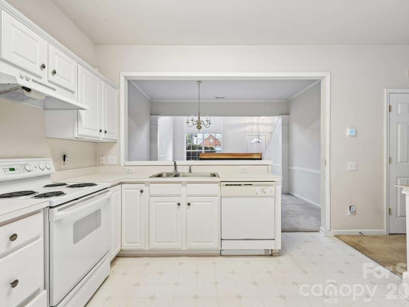 1217 Stourbridge Lion Drive, Charlotte, NC 28213.  MLS# CAR4435389, YatesRealty ID 57944. 