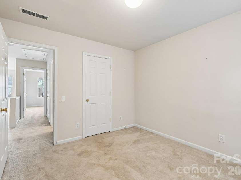 1217 Stourbridge Lion Drive, Charlotte, NC 28213.  MLS# CAR4435389, YatesRealty ID 57944. 