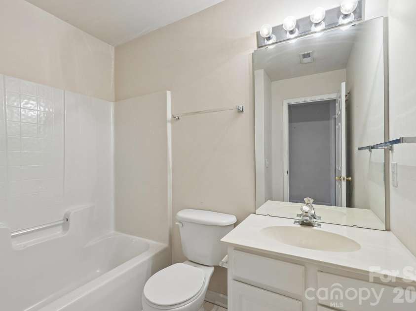 1217 Stourbridge Lion Drive, Charlotte, NC 28213.  MLS# CAR4435389, YatesRealty ID 57944. 