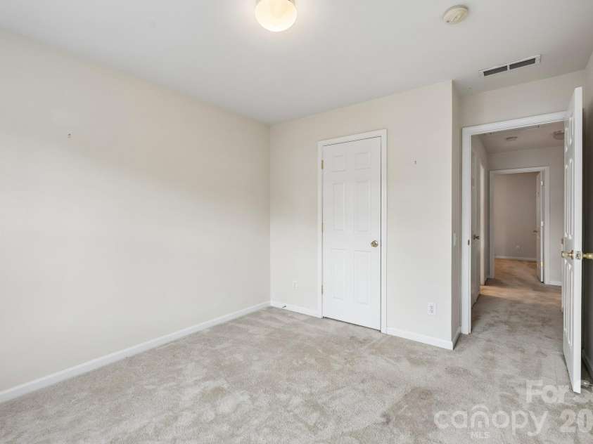 1217 Stourbridge Lion Drive, Charlotte, NC 28213.  MLS# CAR4435389, YatesRealty ID 57944. 
