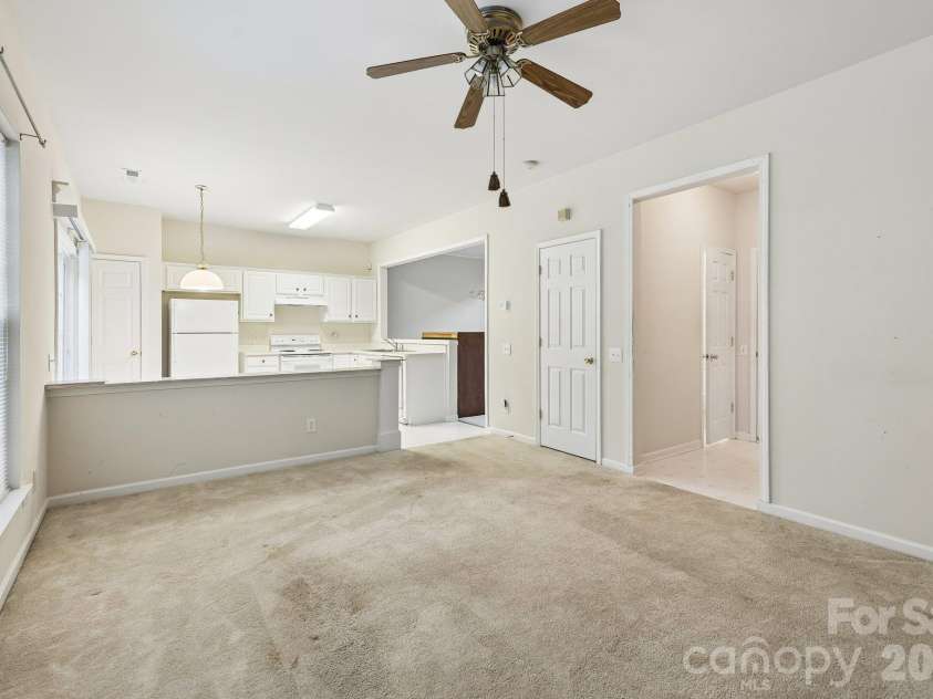 1217 Stourbridge Lion Drive, Charlotte, NC 28213.  MLS# CAR4435389, YatesRealty ID 57944. 