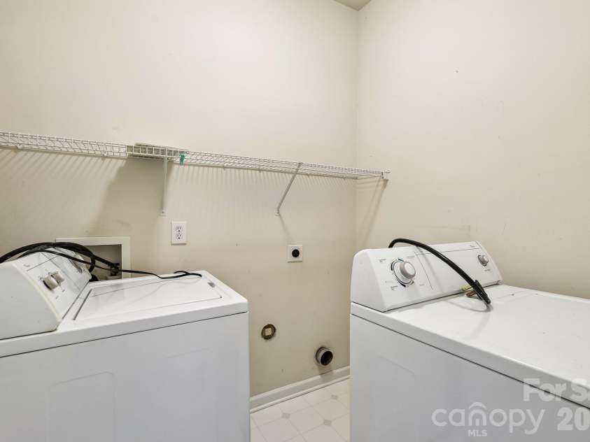 1217 Stourbridge Lion Drive, Charlotte, NC 28213.  MLS# CAR4435389, YatesRealty ID 57944. 