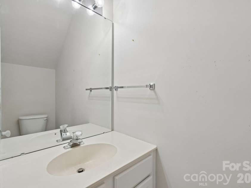 1217 Stourbridge Lion Drive, Charlotte, NC 28213.  MLS# CAR4435389, YatesRealty ID 57944. 