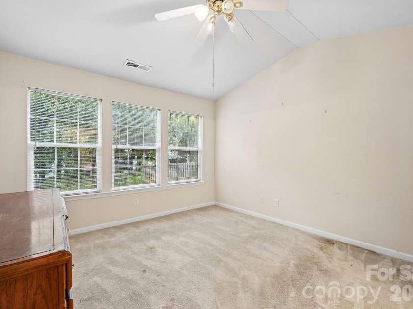 1217 Stourbridge Lion Drive, Charlotte, NC 28213.  MLS# CAR4435389, YatesRealty ID 57944. 