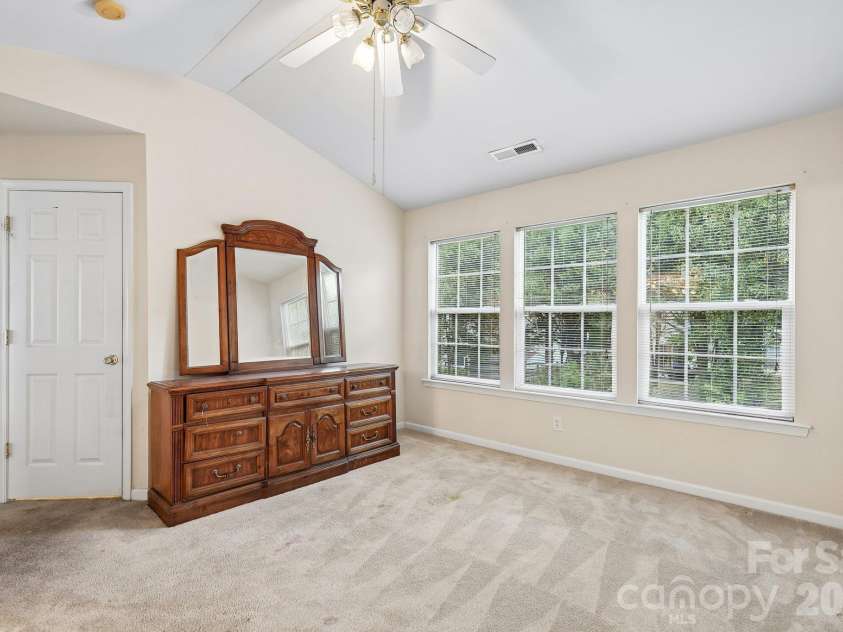 1217 Stourbridge Lion Drive, Charlotte, NC 28213.  MLS# CAR4435389, YatesRealty ID 57944. 