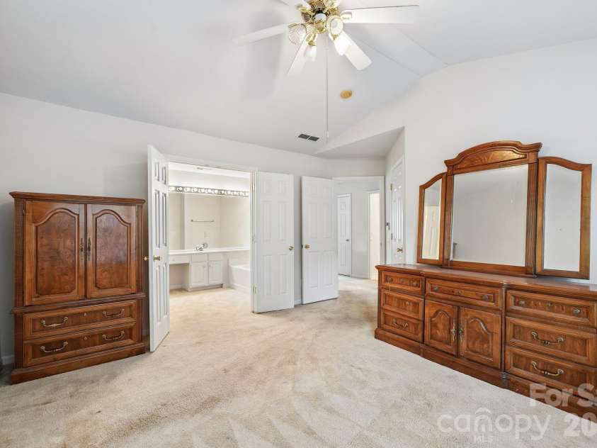 1217 Stourbridge Lion Drive, Charlotte, NC 28213.  MLS# CAR4435389, YatesRealty ID 57944. 