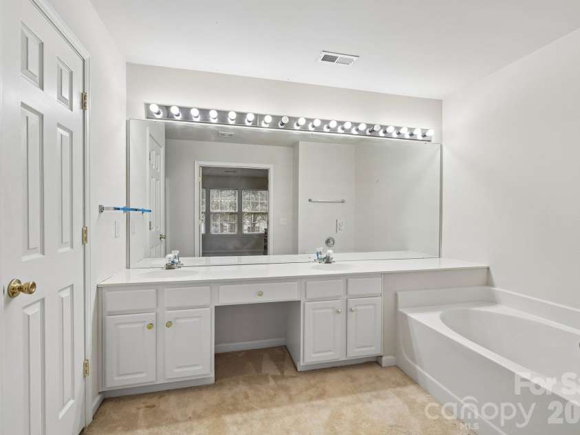 1217 Stourbridge Lion Drive, Charlotte, NC 28213.  MLS# CAR4435389, YatesRealty ID 57944. 