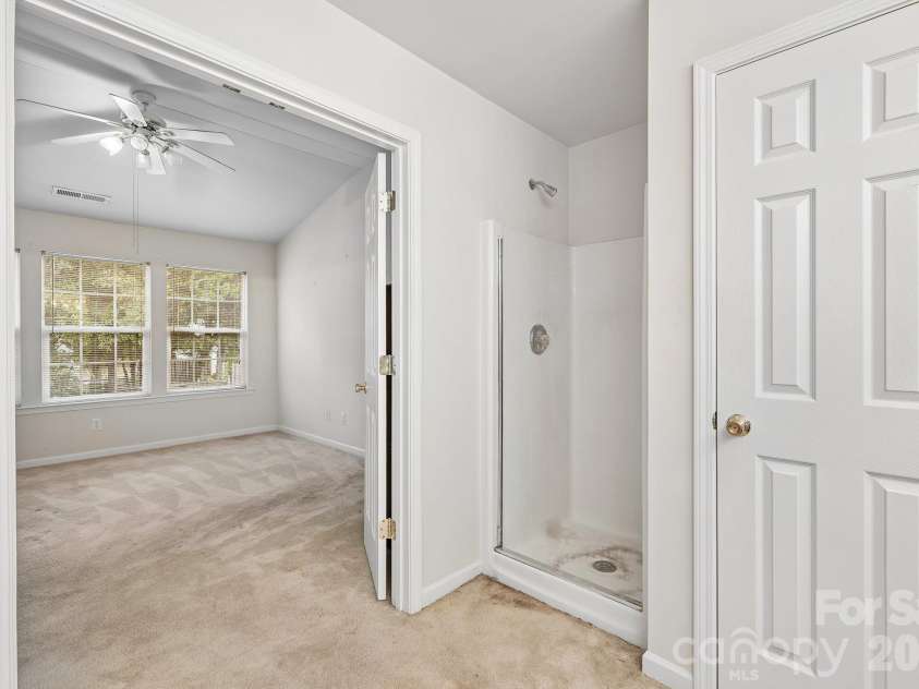 1217 Stourbridge Lion Drive, Charlotte, NC 28213.  MLS# CAR4435389, YatesRealty ID 57944. 