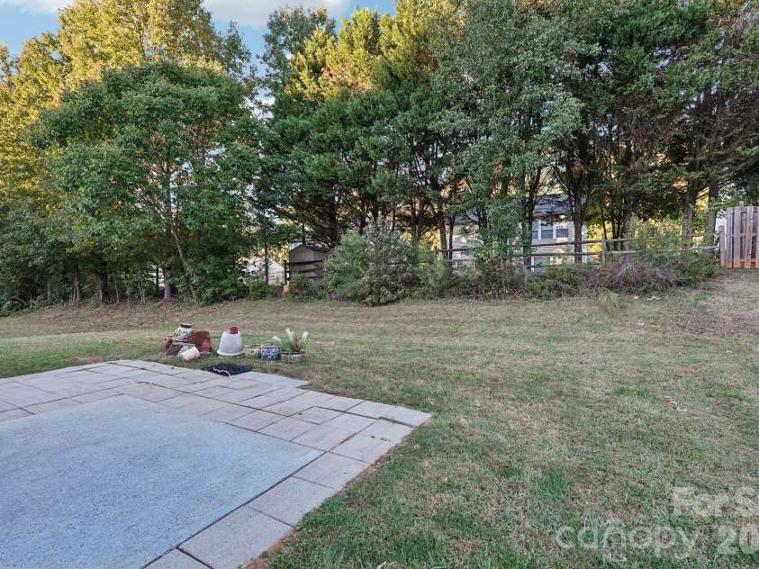 1217 Stourbridge Lion Drive, Charlotte, NC 28213.  MLS# CAR4435389, YatesRealty ID 57944. 