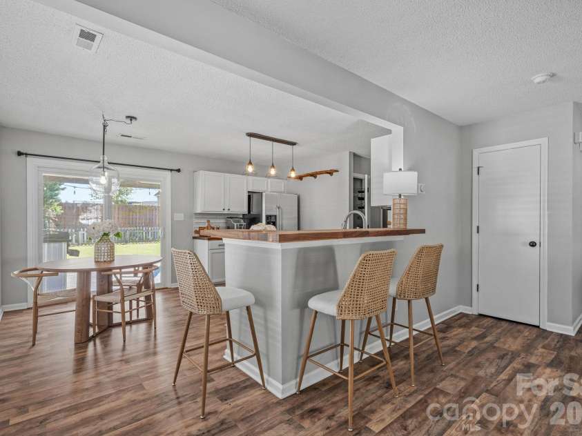 130 Camforth Drive, Mooresville, NC 28117.  MLS# CAR4434700, YatesRealty ID 57951. Breakfast bar