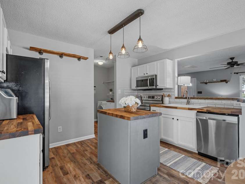 130 Camforth Drive, Mooresville, NC 28117.  MLS# CAR4434700, YatesRealty ID 57951. Kitchen