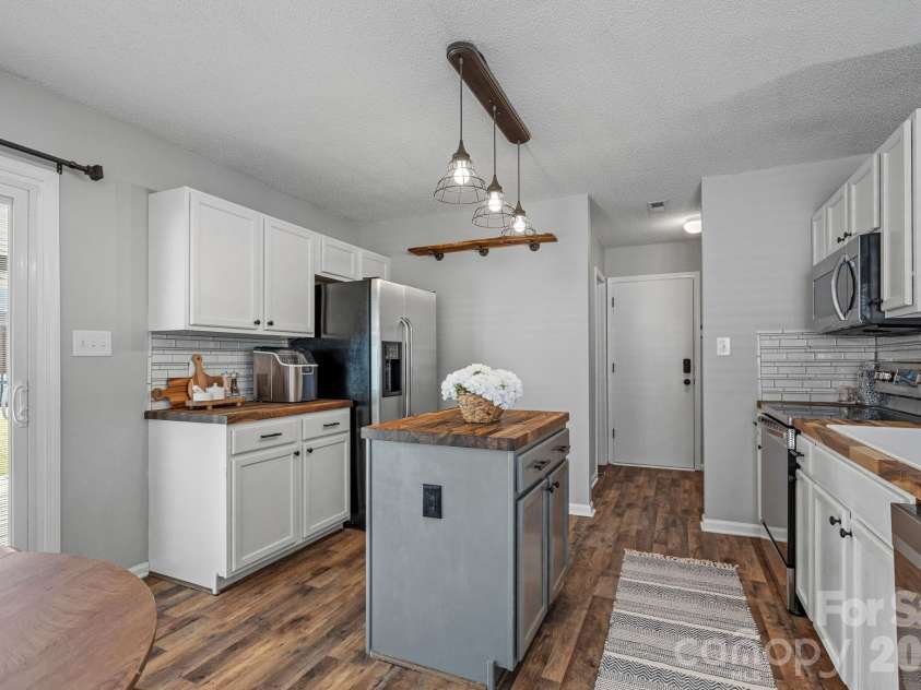 130 Camforth Drive, Mooresville, NC 28117.  MLS# CAR4434700, YatesRealty ID 57951. Kitchen