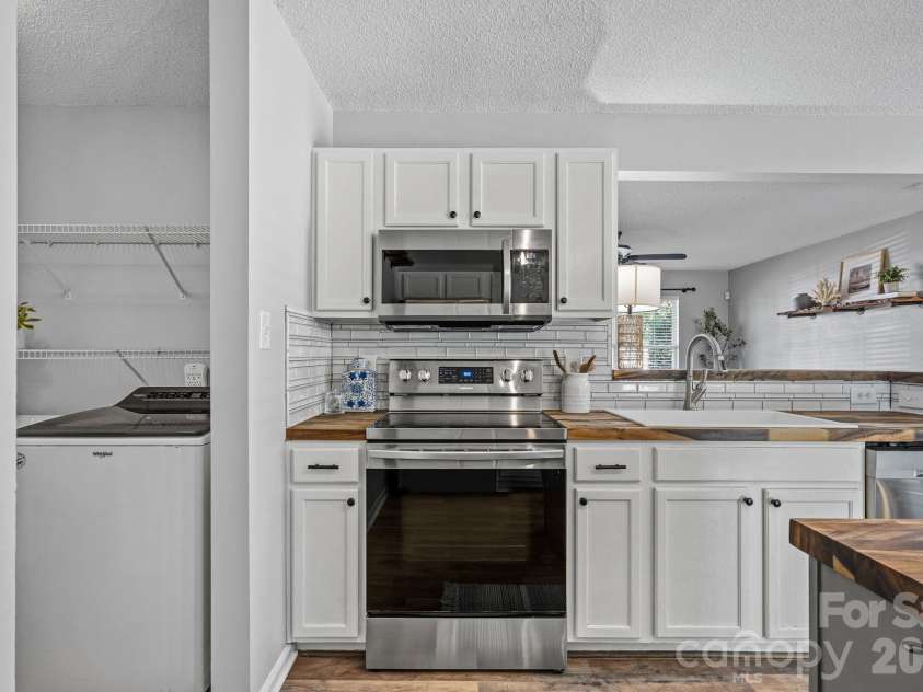 130 Camforth Drive, Mooresville, NC 28117.  MLS# CAR4434700, YatesRealty ID 57951. Kitchen/stove area