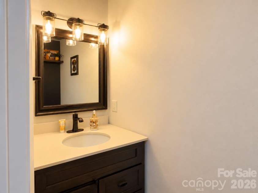 129 Shade Tree Circle, Fort Mill, SC 29715.  MLS# CAR4434473, YatesRealty ID 57954. 1/2 bathroom on main