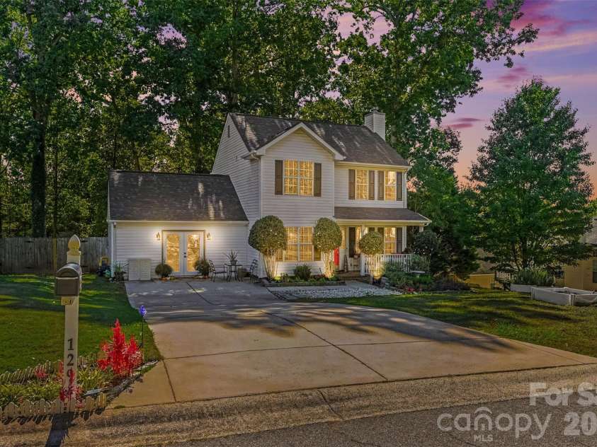 129 Shade Tree Circle, Fort Mill, SC 29715.  MLS# CAR4434473, YatesRealty ID 57954. 