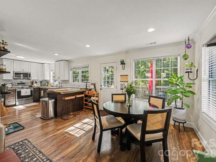 129 Shade Tree Circle, Fort Mill, SC 29715.  MLS# CAR4434473, YatesRealty ID 57954. Eat in kitchen area